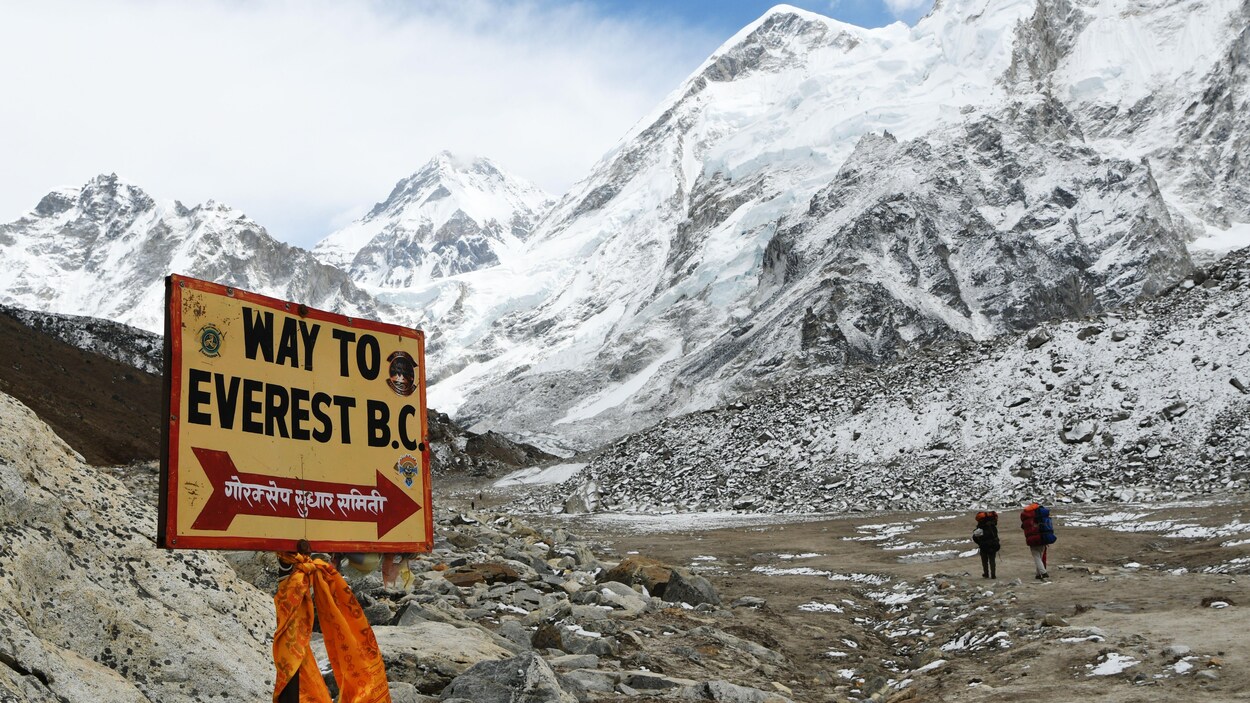 Deux randonneurs se dirigent vers le camp de base de l'Everest, au Nepal. Deux randonneurs se dirigent vers le camp de base de l'Everest, au Nepal.