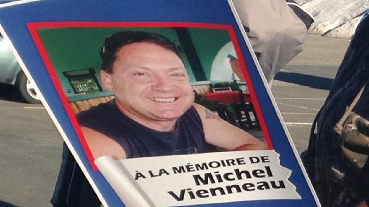 Une pancarte rendant hommage à Michel Vienneau
