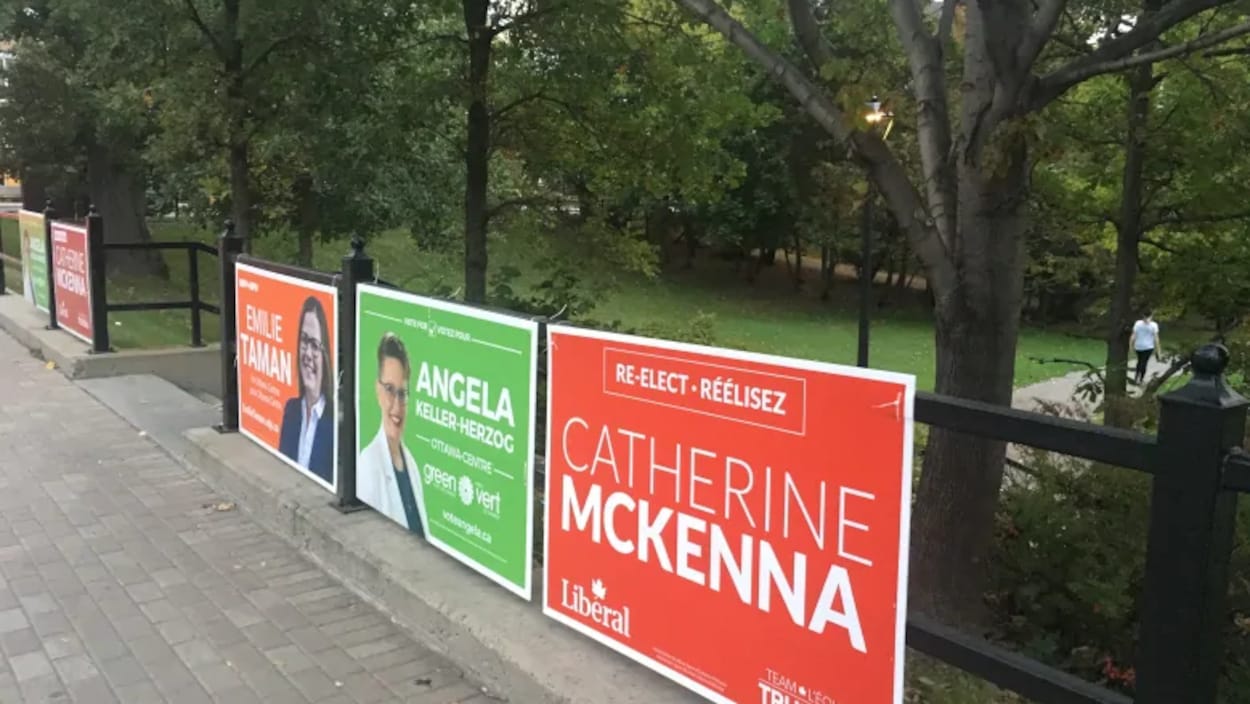 Des pancartes électorales jalonnent une rampe le long de la rue Bank dans la circonscription d'Ottawa-Centre.