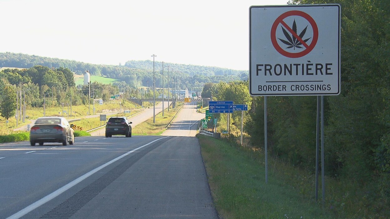 De nouveaux panneaux de signalisation installés à proximité des postes frontaliers entre le Canada et les États-Unis.