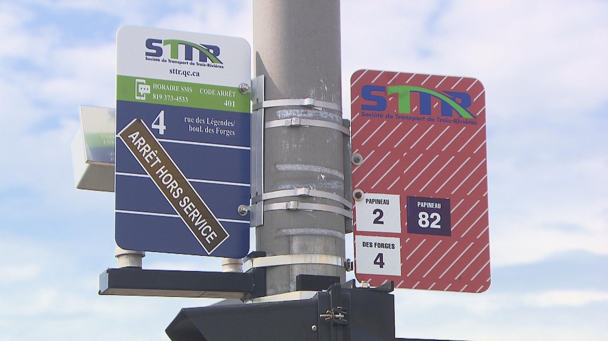 Pancartes d'arrêt d'autobus où on peut lire, sur l'une d'elles, « Arrêt hors service ».
