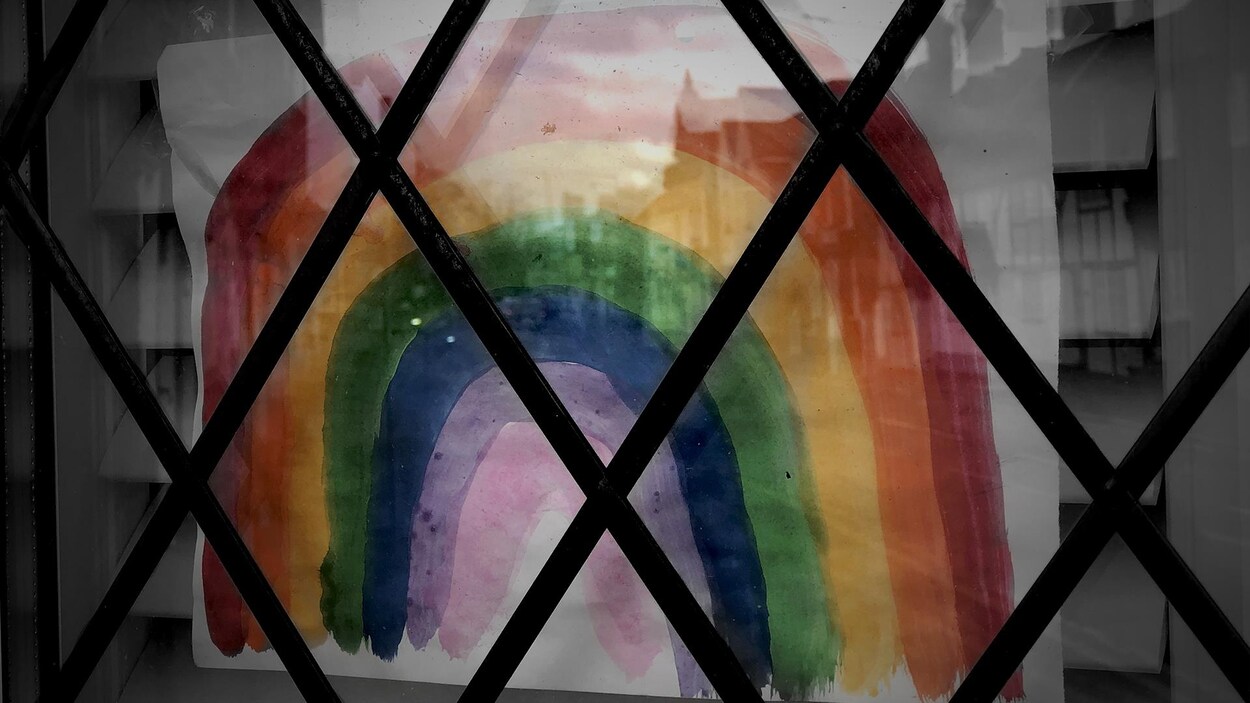 Un dessin d'arc-en-ciel dans une fenêtre.