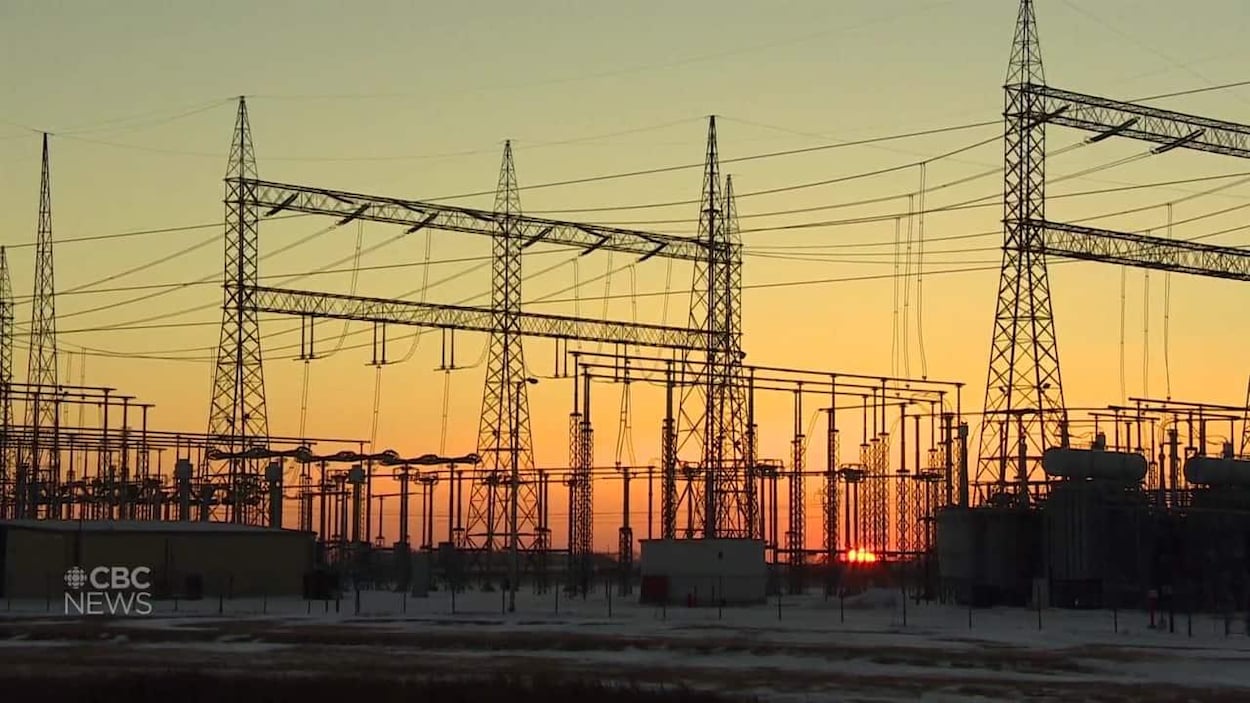 Un véhicule heurte un coffret électrique et provoque une panne d’électricité à Winnipeg