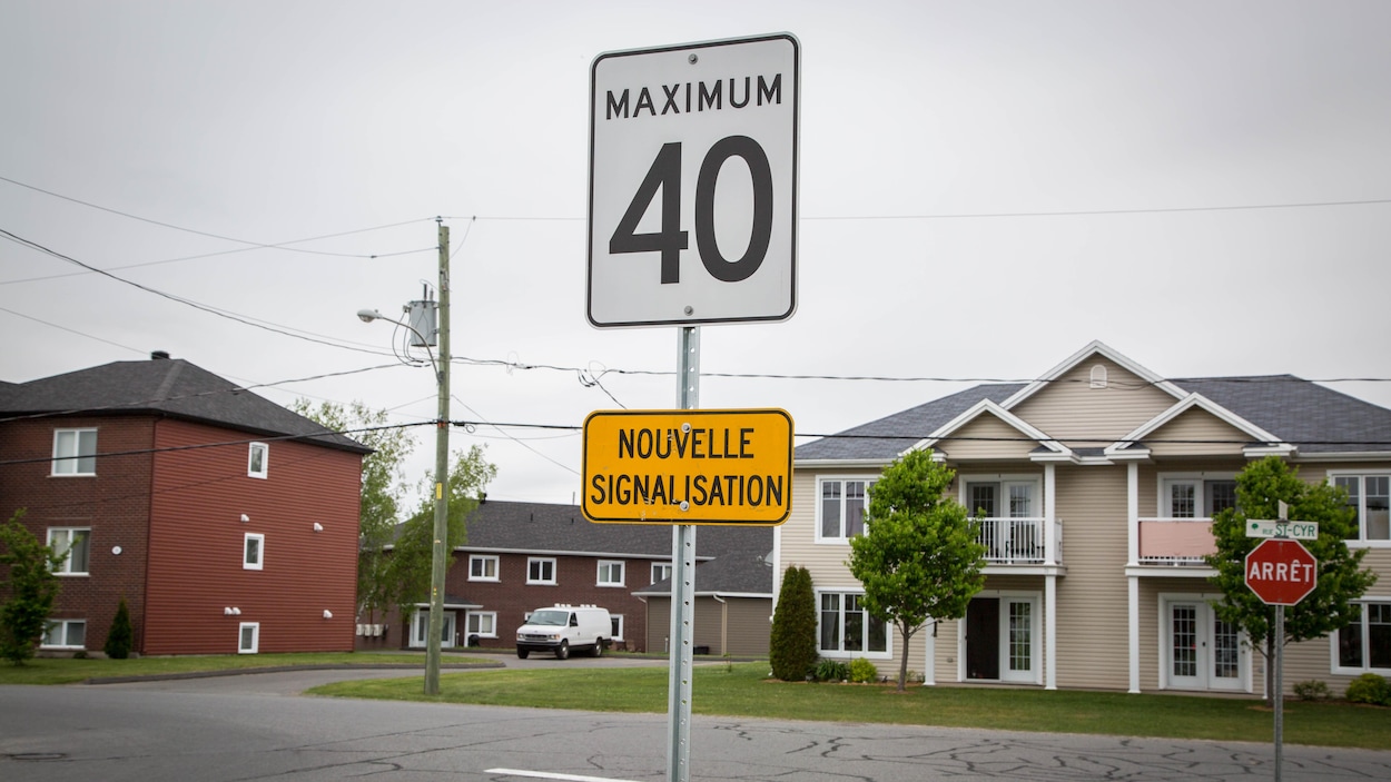 Pancarte dans un quartier résidentiel où on peut lire : Maximum 40 et Nouvelle signalisation.