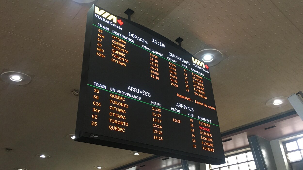 Un panneau d'affichage des départs et des arrivées dans la gare de Montréal.