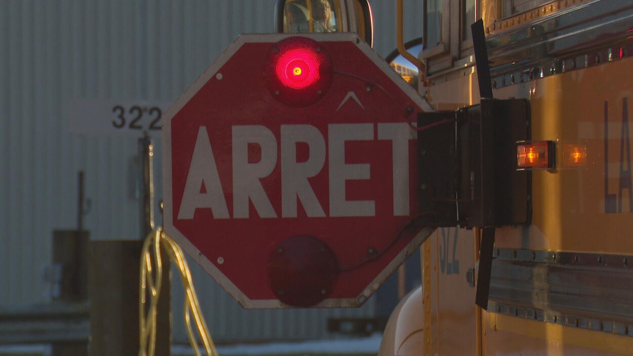 Le panneau d'arrêt déployé d'un autobus scolaire