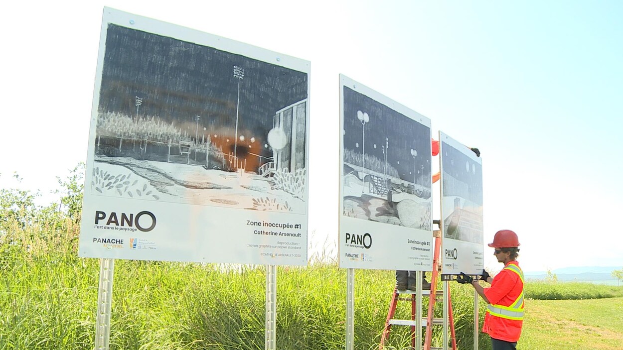 Des employés du département des travaux publics de la Ville de Sept-Îles procèdent à l'installation de panneaux extérieurs où sont présentés des reproductions d'artistes de la Côte-Nord.