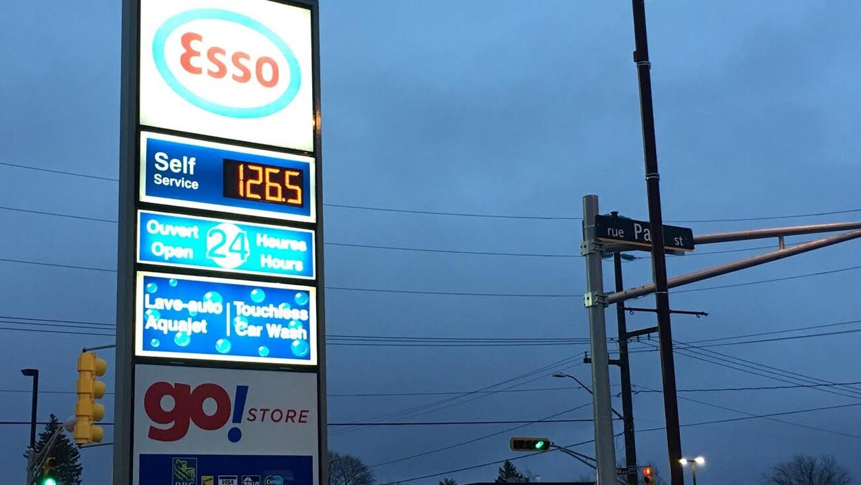 Un panneau d'ESSO qui affiche les prix de l'essence.