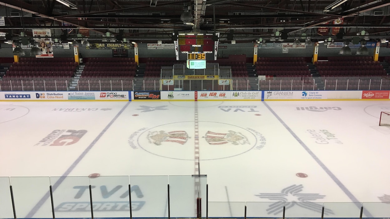 Un amphithéâtre est vide avant le début d'un match de hockey.