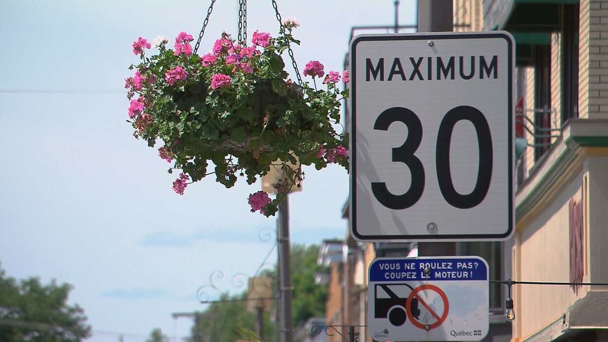 Un panneau indicateur affichant une limite de vitesse de 30 km/h.