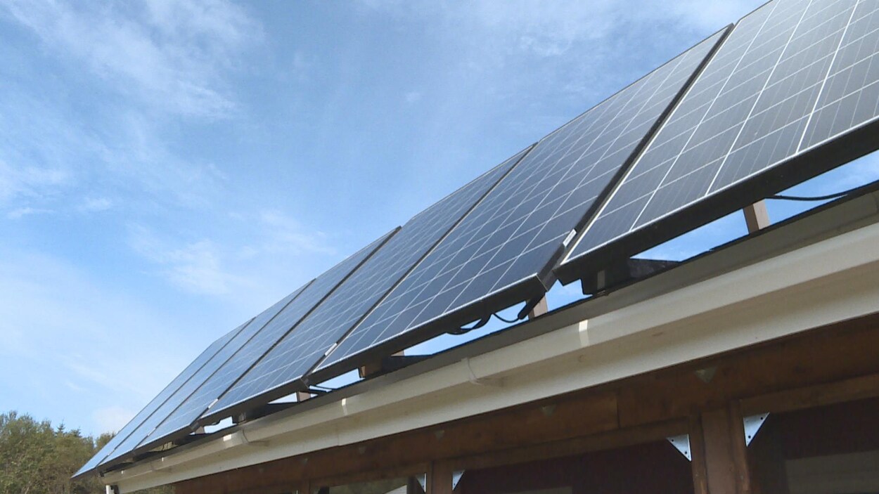 Des panneaux solaires sur un toit.