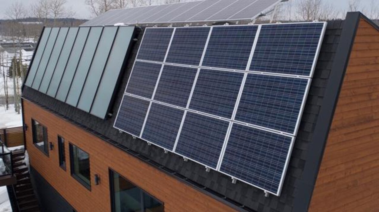 Des panneaux solaires ont installés sur le toit d'une maison.