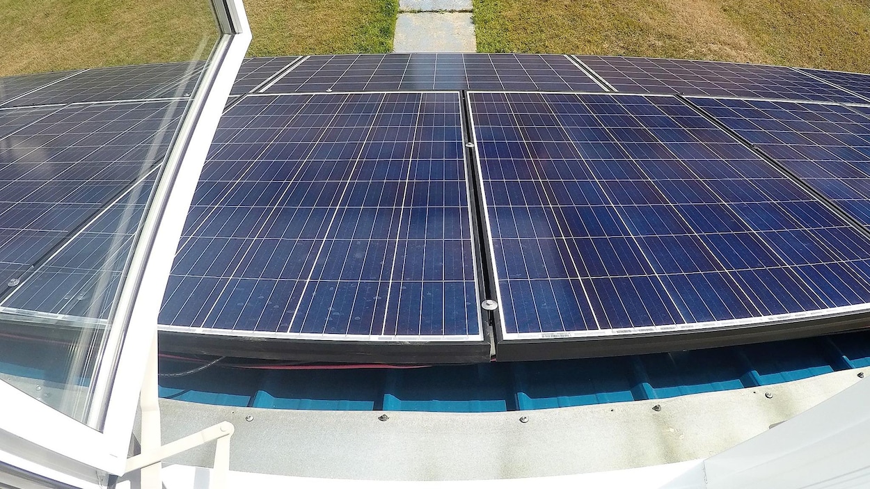 14 panneaux solaires de 24 volts ont été installés