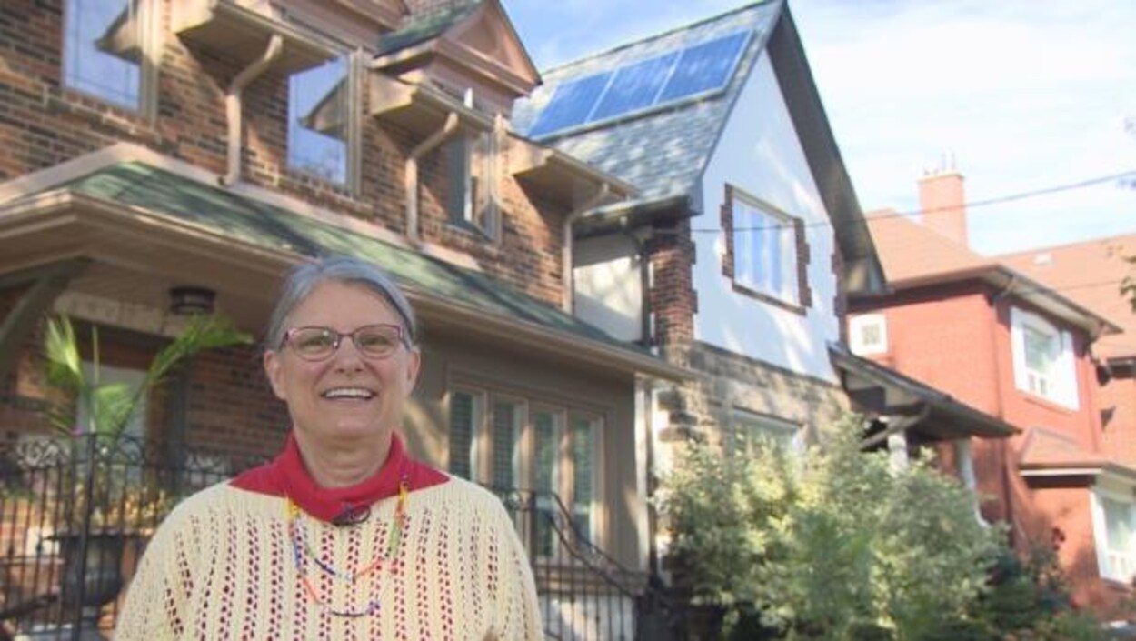 La résidente du quartier Regal Heights, Lee Adamson a payé 18 000 dollars pour installer des panneaux solaires sur son toit en 2007. Et voilà que la construction d’un nouvel édifice près de sa résidence projettera une ombre sur ses panneaux solaires. La résidente du quartier Regal Heights, Lee Adamson a payé 18 000 dollars pour installer des panneaux solaires sur son toit en 2007. Et voilà que la construction d’un nouvel édifice près de sa résidence projettera une ombre sur ses panneaux solaires.