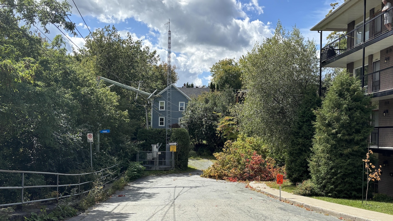 Un poteau d’Hydro-Sherbrooke sectionné cause des pannes d’électricité