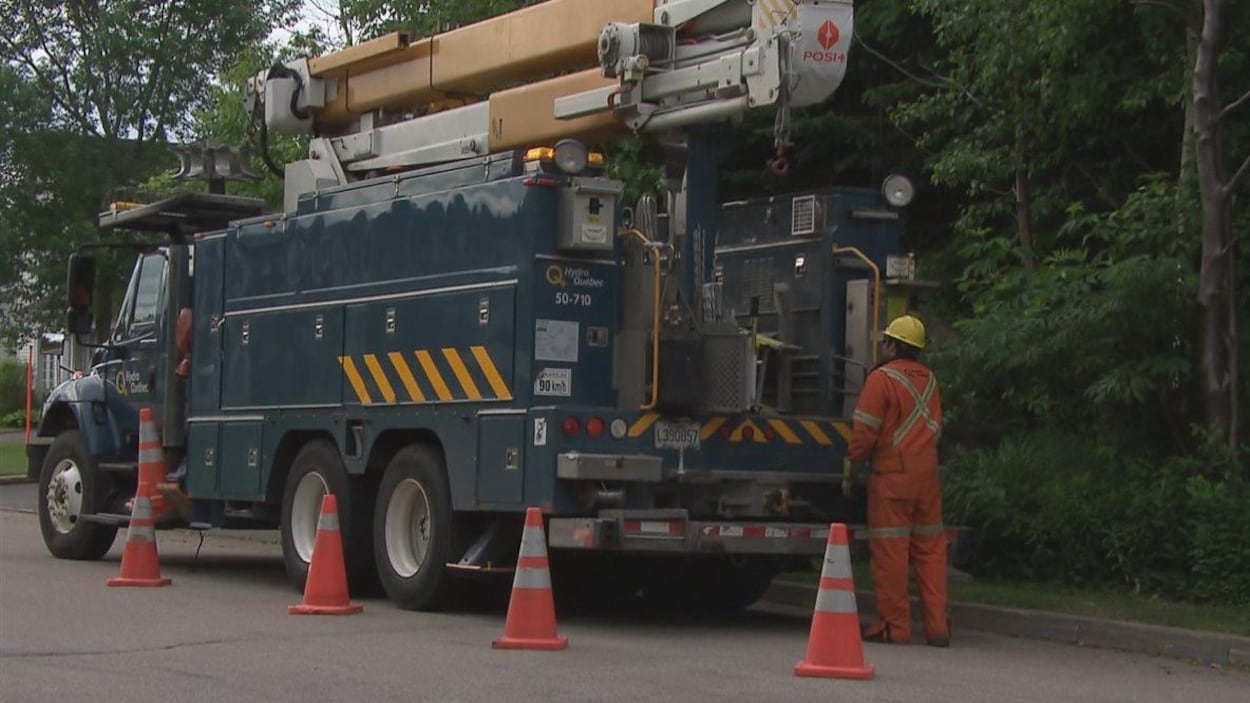 Une équipe d'Hydro-Québec réparent les pannes.