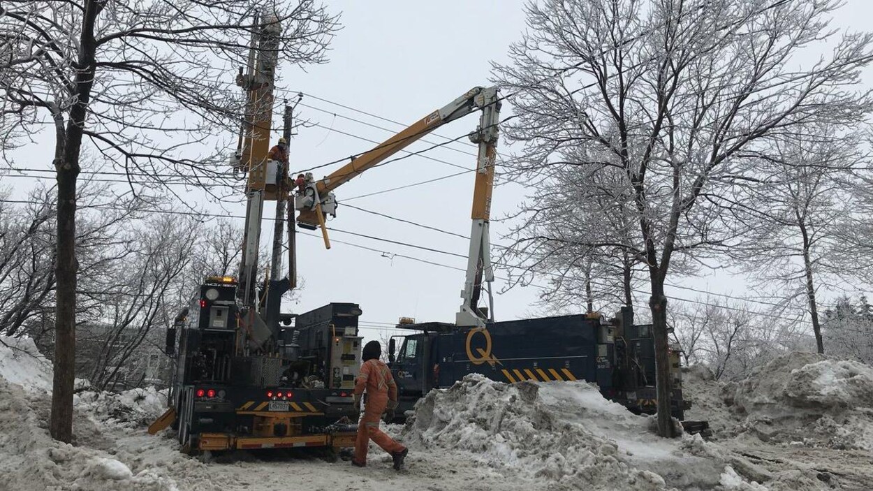 Plus de 160 équipes d'Hydro-Québec sont déployées sur le terrain. Plus de 160 équipes d'Hydro-Québec sont déployées sur le terrain.