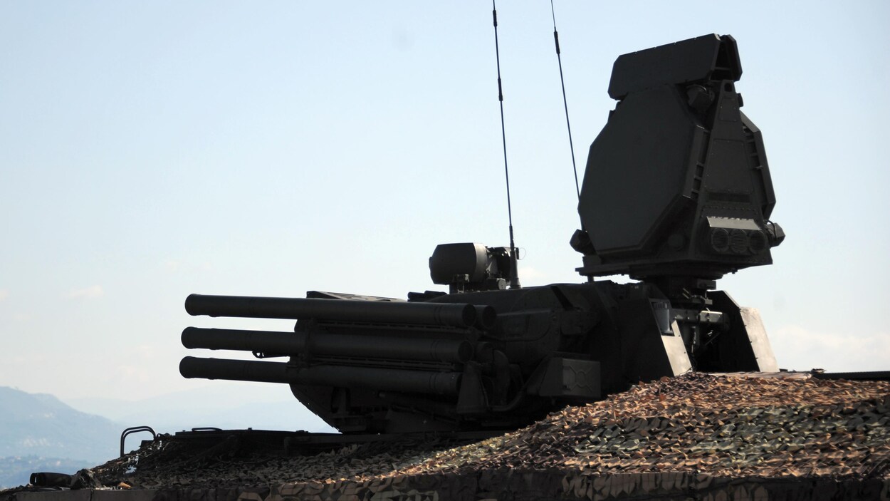 Plan rapproché d'une tourelle armée de missiles antiaériens et équipée d'un radar.