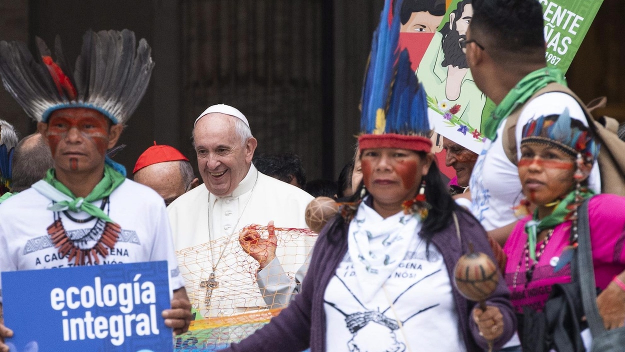 Le pape François marche avec des Autochtones de la forêt amazonienne.
