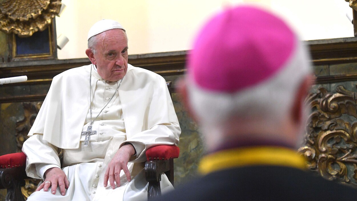 Le pape François assis devant un évêque au Chili Le pape François assis devant un évêque au Chili