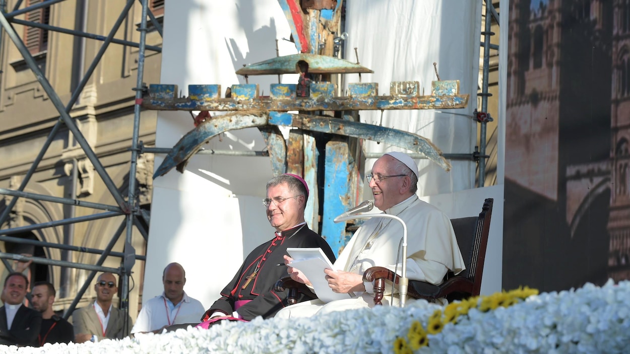Le pape est assis à côté d'un prélat de l'Église et parle au micro. Le pape est assis à côté d'un prélat de l'Église et parle au micro.