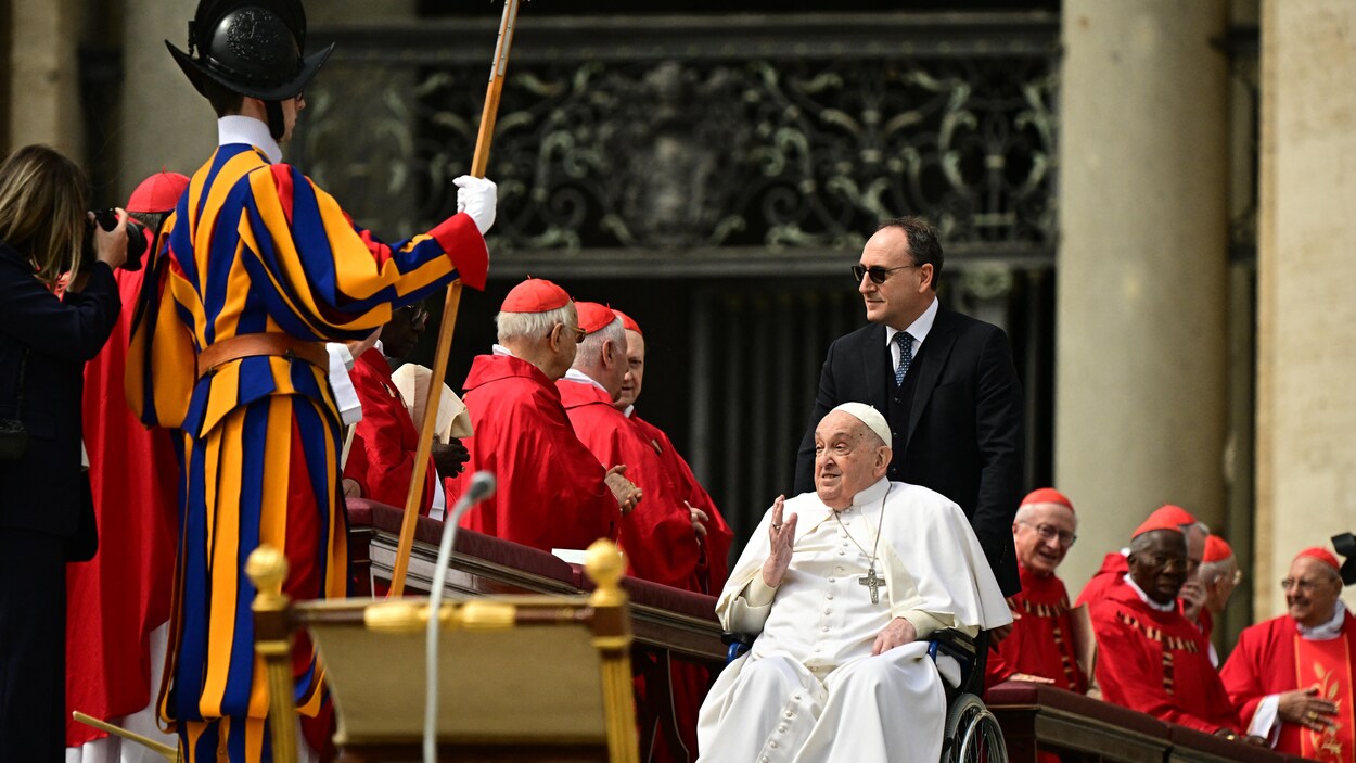 Le pape François s’offre un bain de foule imprévu sur la place Saint