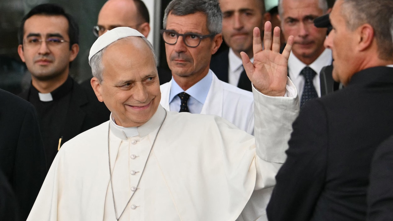 Le pape de retour au Vatican quatre jours après son opération au poumon