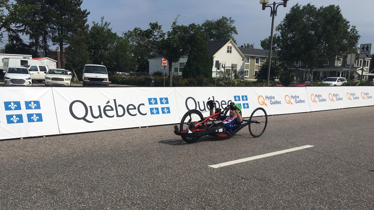 Un athlète s'entraîne à Baie-Comeau en vue de la Coupe du monde de paracyclisme.
