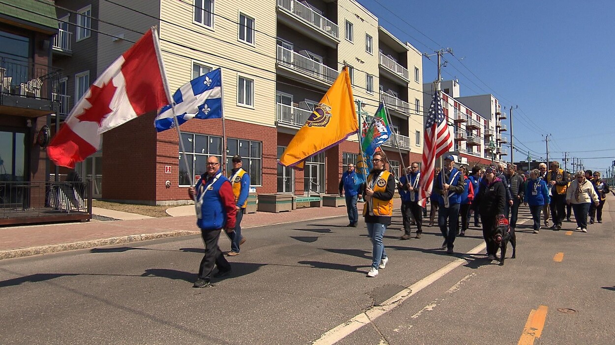 Le défilé du club Lions à Sept-Îles Le défilé du club Lions à Sept-Îles