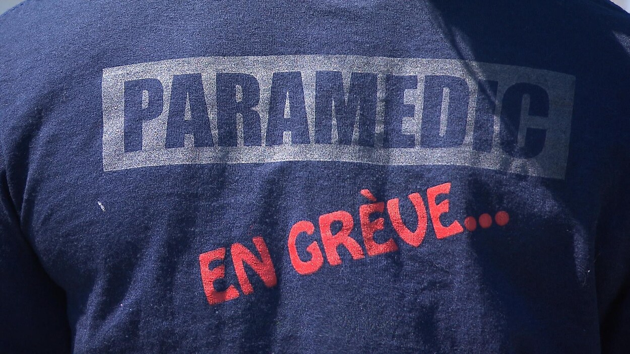 À l'arrière du chandail, on peut lire Paramédic en grève.