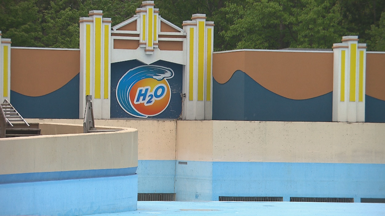 Des bassins de piscines vides.
