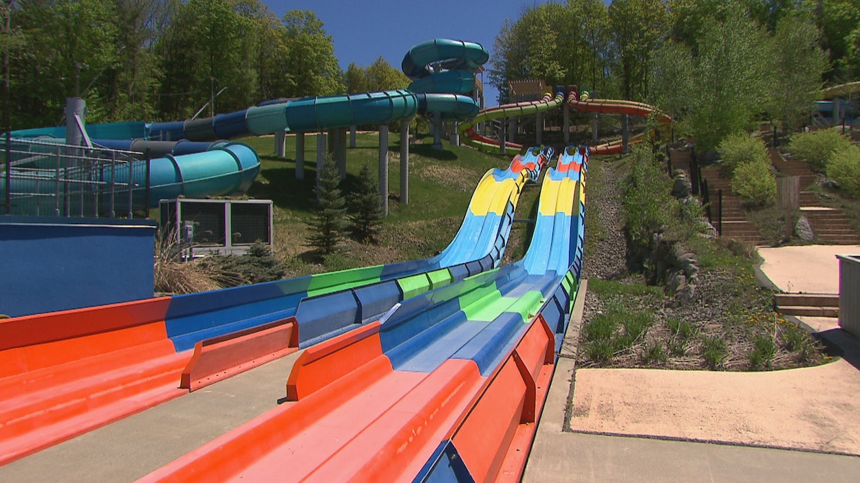 Une glissade d'eau vide à Bromont.