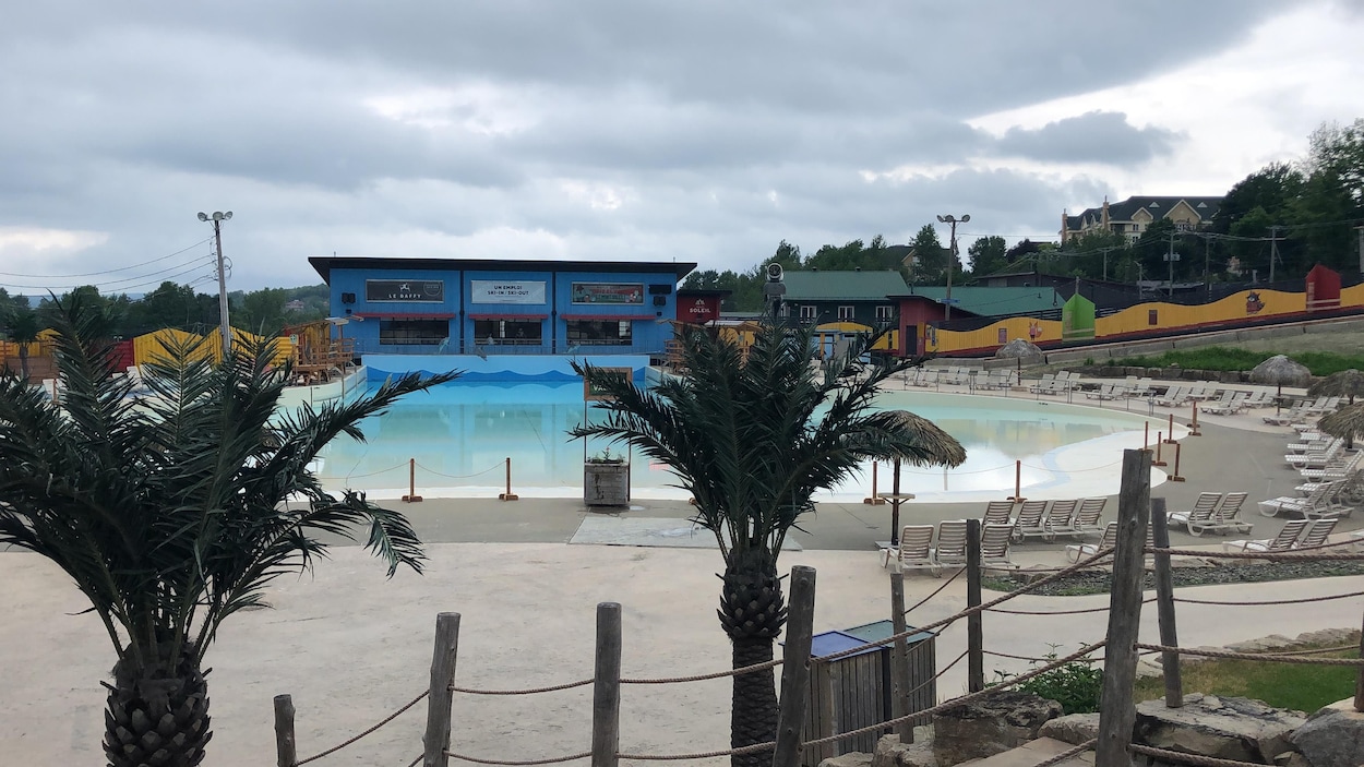 La piscine à vagues déserte