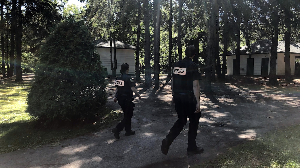 Deux policiers patrouillent dans le parc Lepage, à Rimouski.