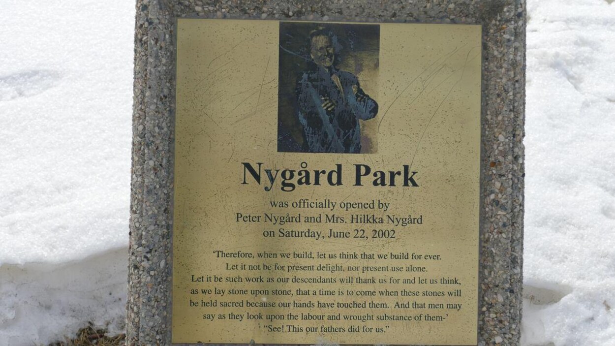Plaque commémorative sur laquelle se trouvent le nom du parc Nygard, et une photo de Peter Nygard.