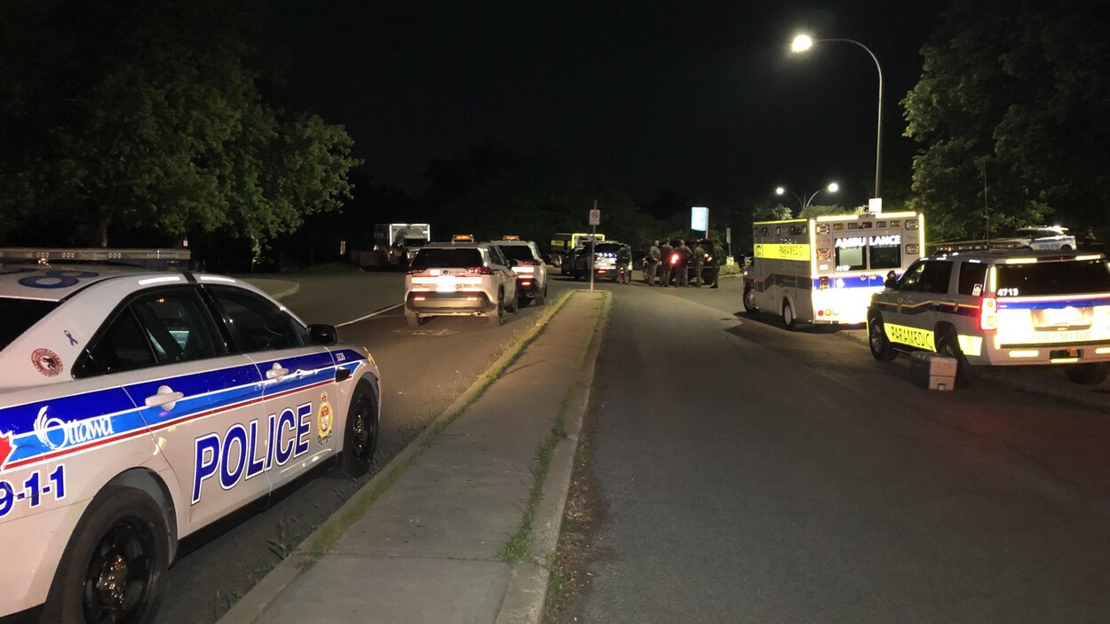 Plusieurs véhicule de police près du parc Mooney's Bay à Ottawa.