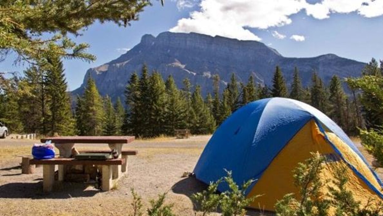 Un aire de pique-nique dans l'un des parcs provinciaux du Canada.