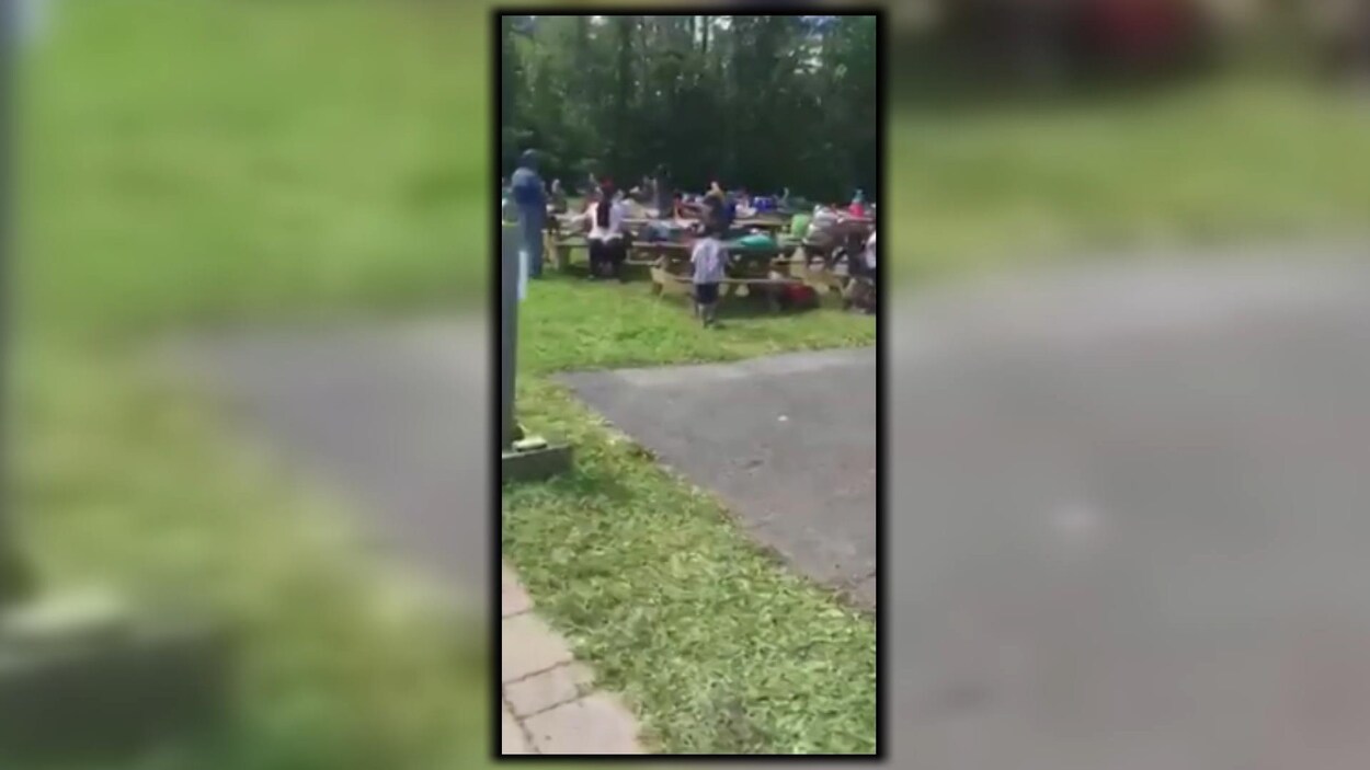 Un groupe de musulmans prie en public au Parc Safari.