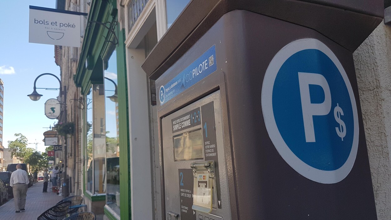 Un parcomètre électronique sur la rue Saint-Jean.