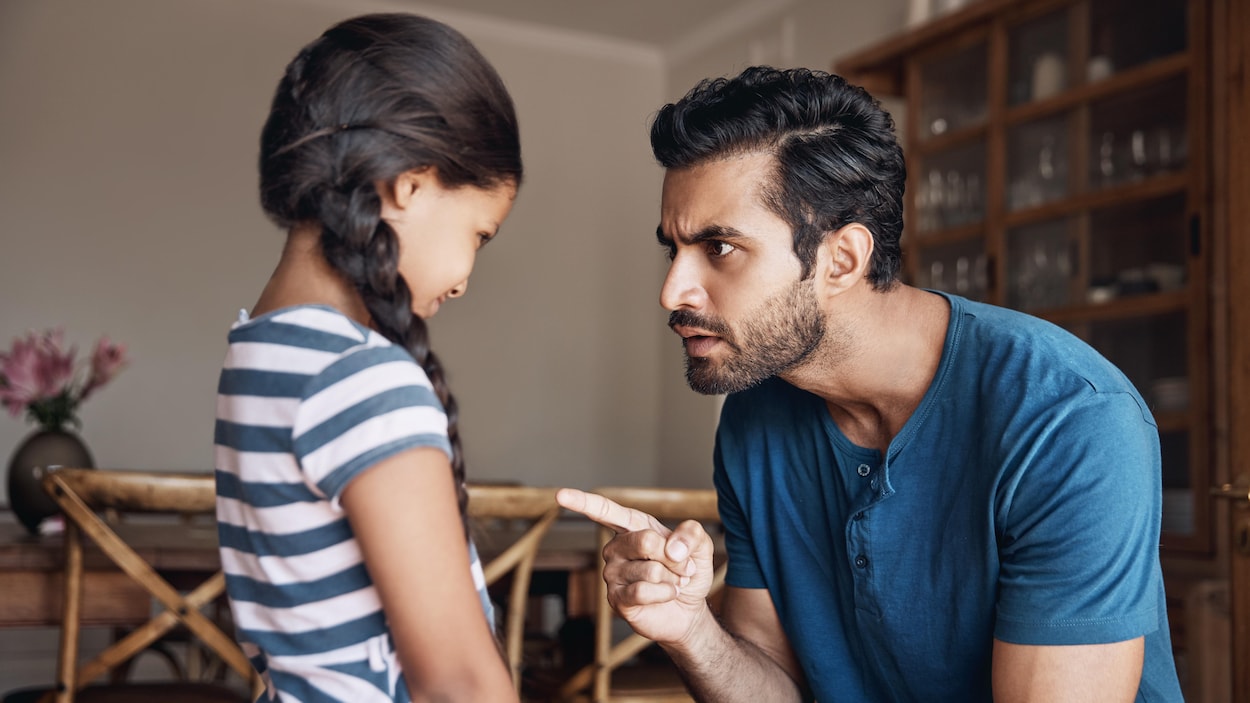 Un père sermonne sa fille.