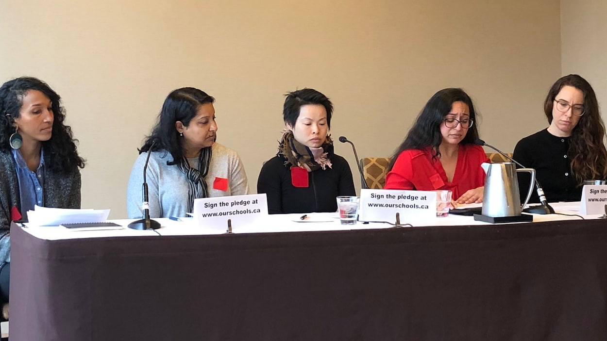Cinq femmes assises à une table