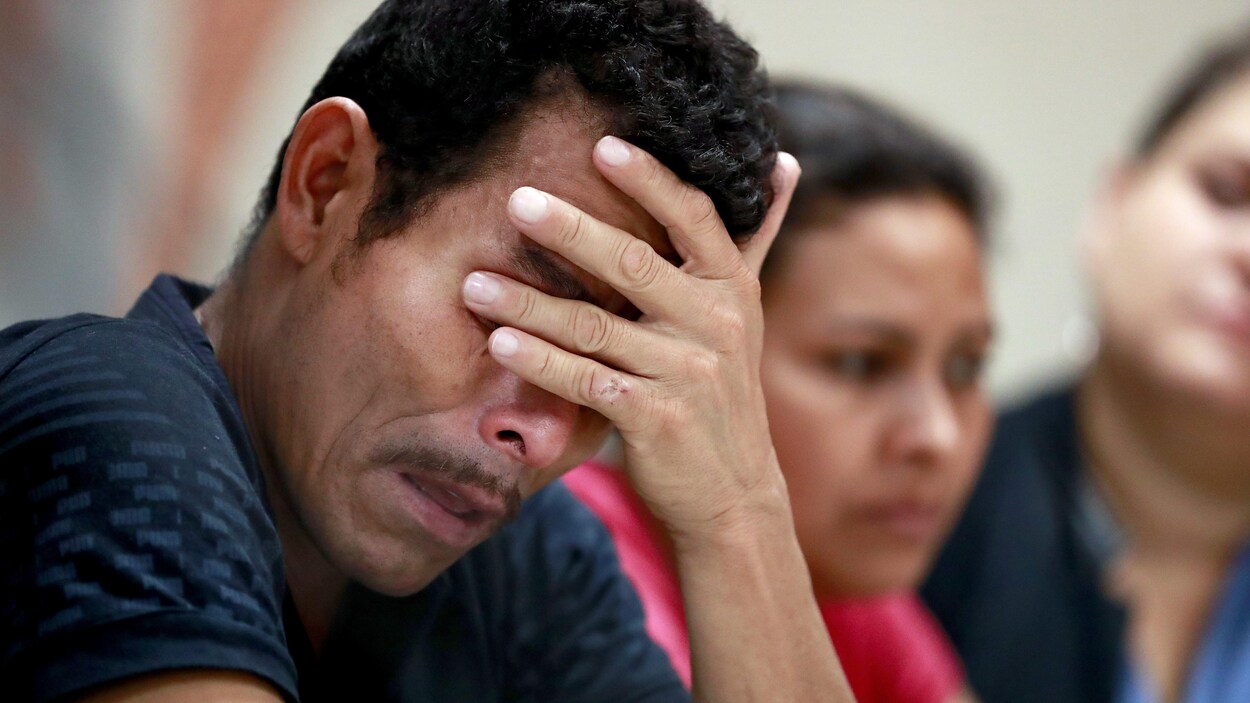 Melvin raconte être à la recherche de son fils de 17 ans, lors d'une conférence de presse à El Paso, au Texas.