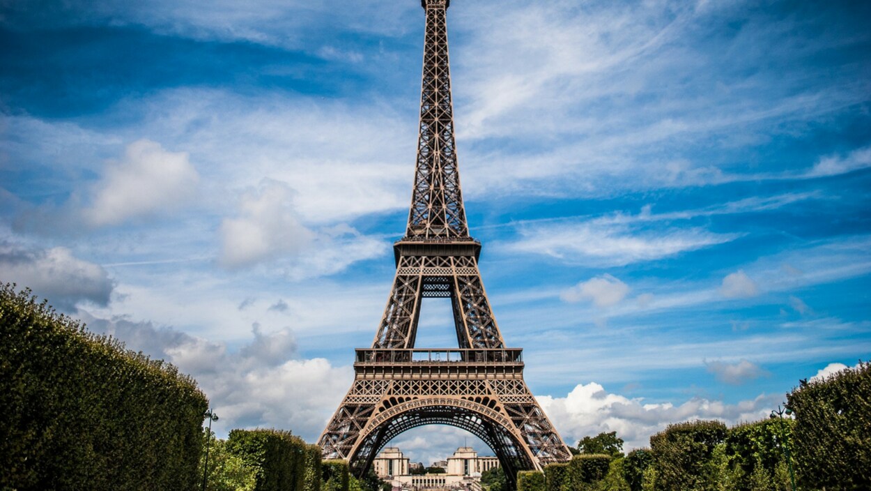Tour Eiffel, ciel bleu et nuages. Tour Eiffel, ciel bleu et nuages.