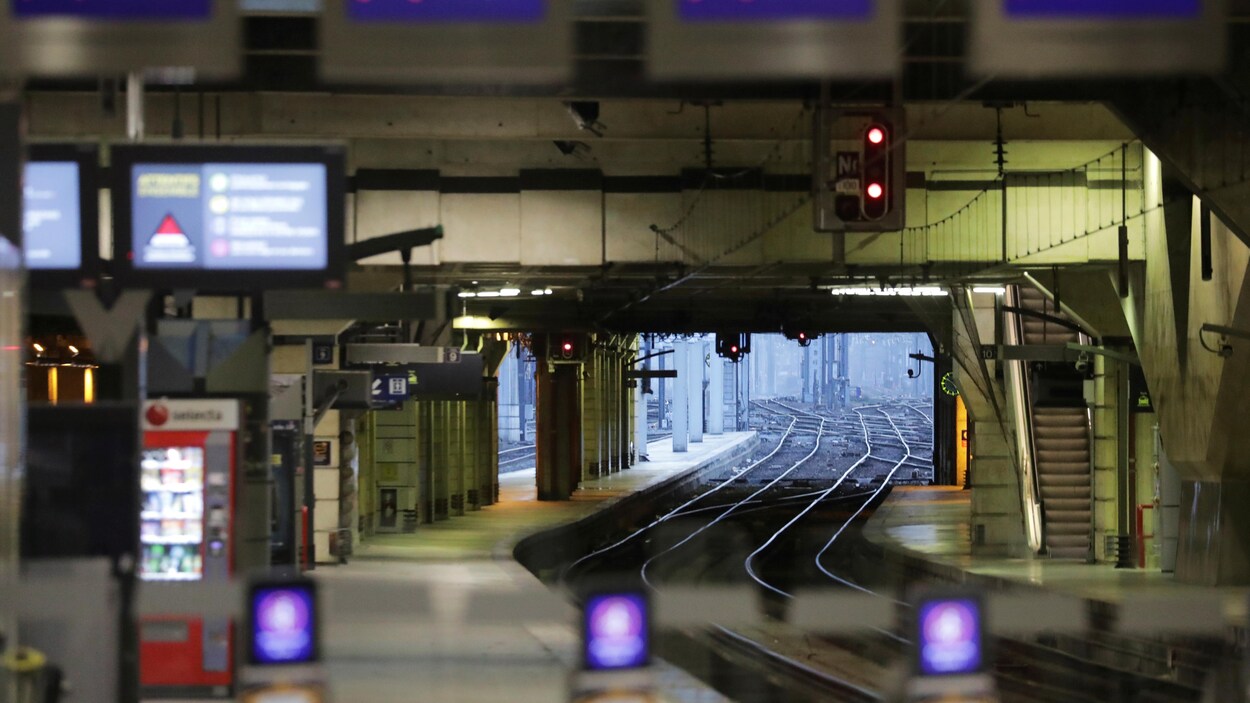 Des quais de gare vides.