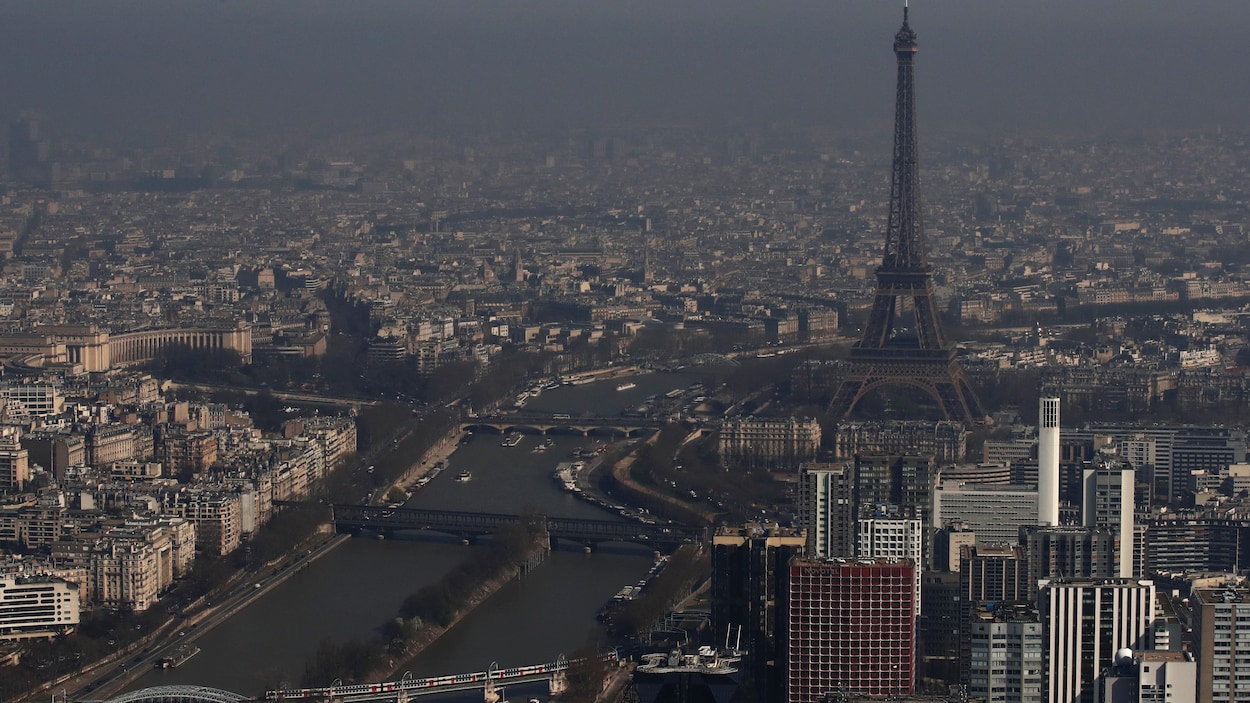 La tour Eiffel entourée d'une brume de petites particules qui plane au-dessus de la ligne d'horizon à Paris, France, le 22 mars 2019.