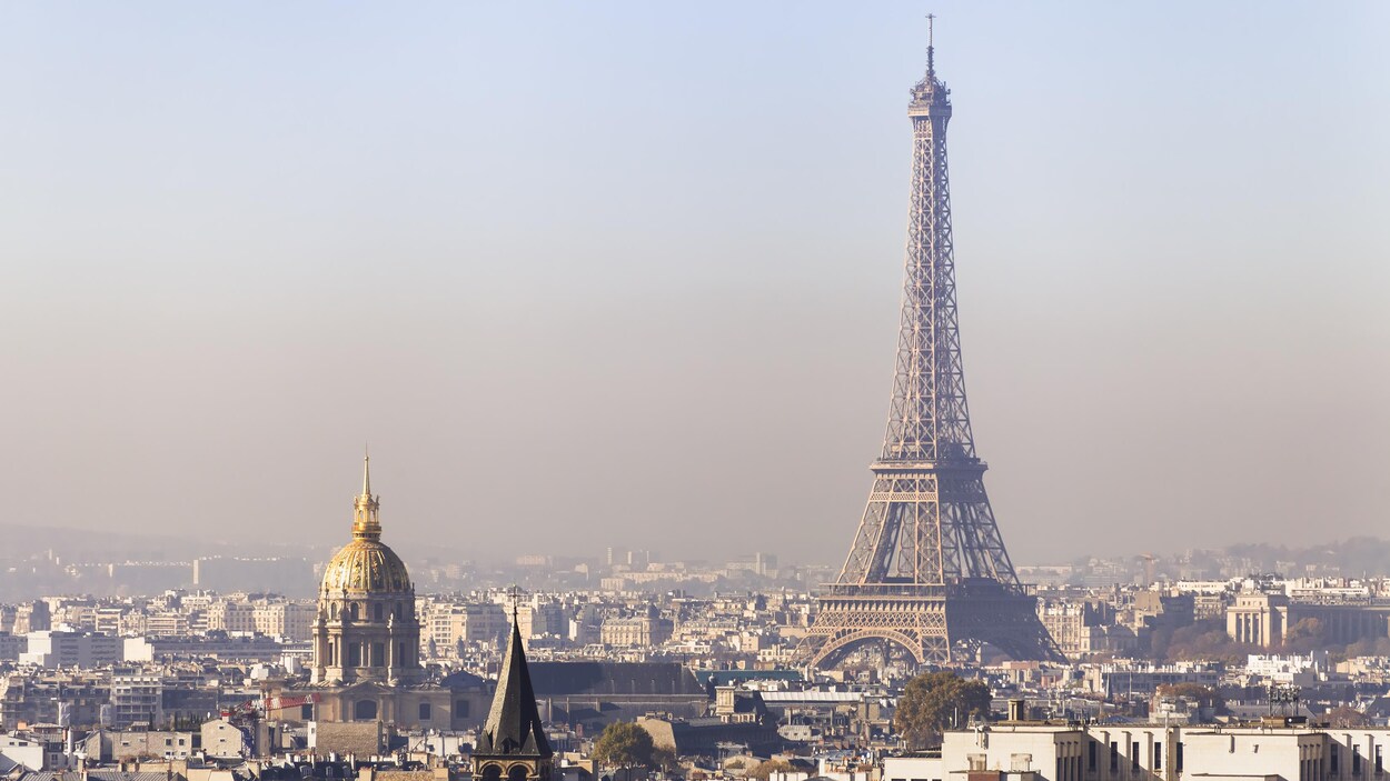 Une vue en hauteur de Paris enrobée d'un nuage de pollution.