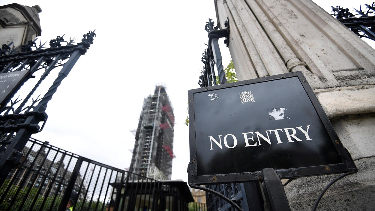 Un panneau interdit le passage à l'entrée du parlement britannique.