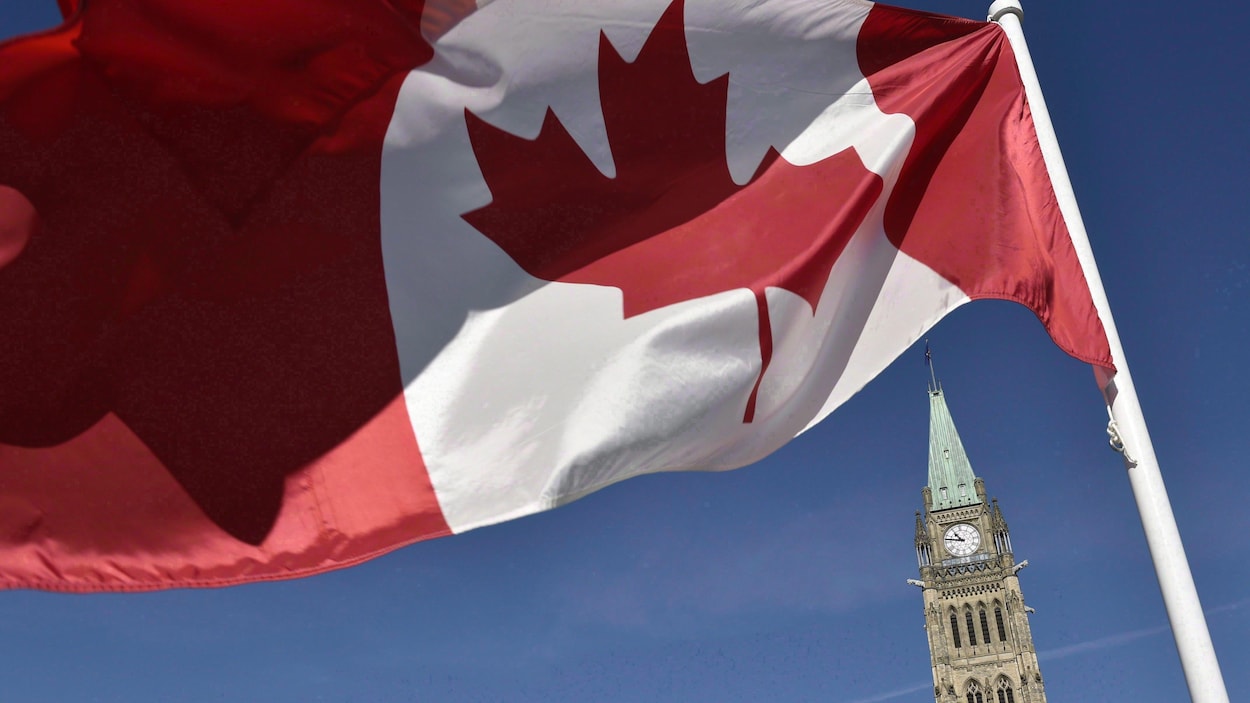 Le drapeau canadien sur la colline du Parlement à Ottawa