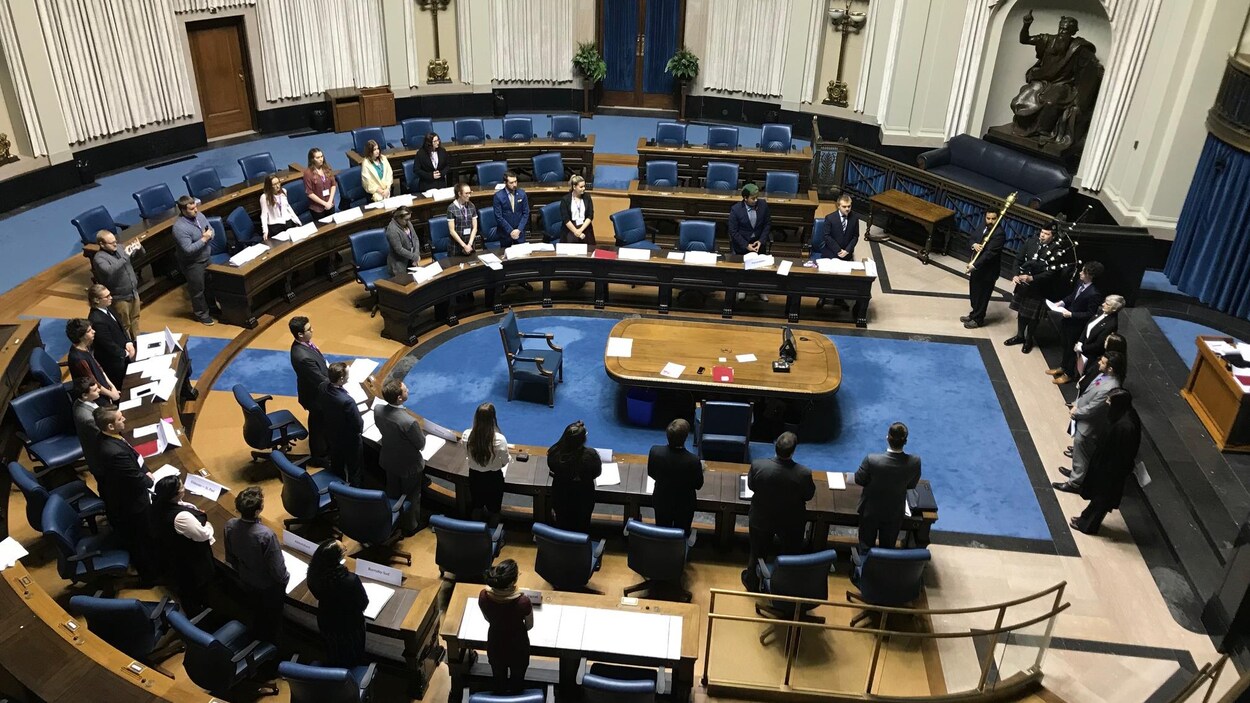Des jeunes debout dans une salle du Palais législatif du Manitoba Des jeunes debout dans une salle du Palais législatif du Manitoba