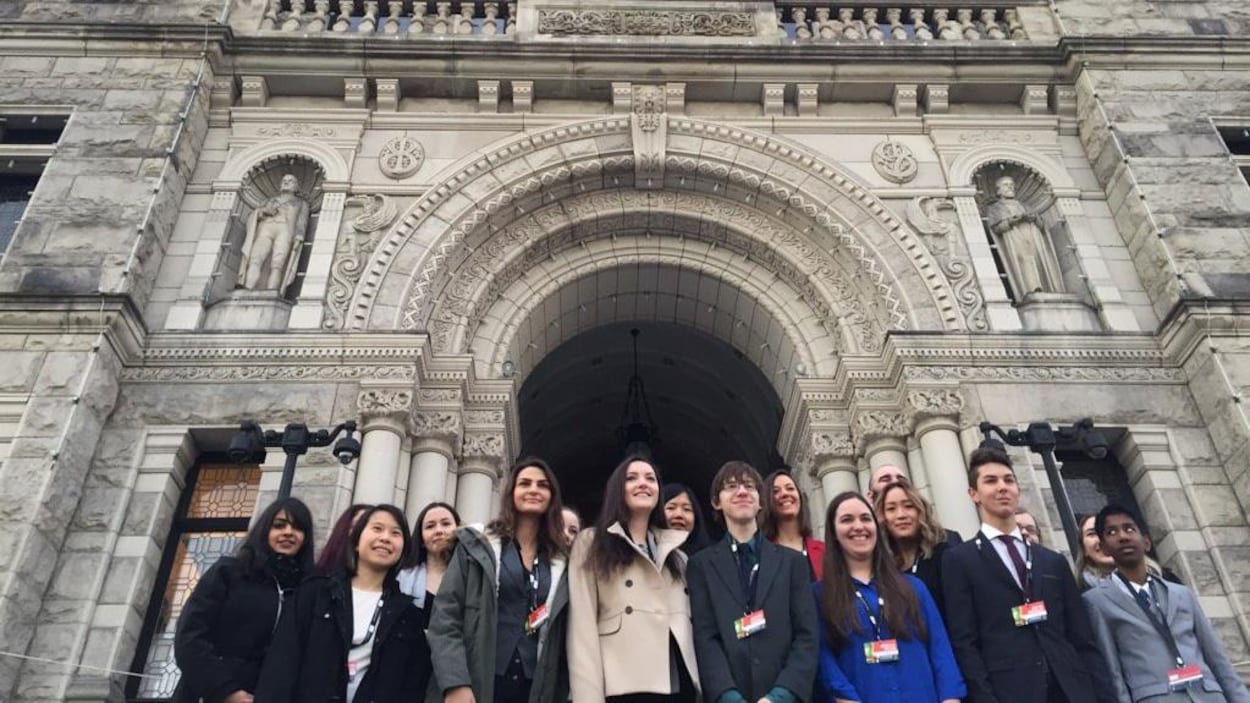 Des participants au Parlement jeunesse francophone de la Colombie-Britannique devant l'assemblée législative à Victoria. Des participants au Parlement jeunesse francophone de la Colombie-Britannique devant l'assemblée législative à Victoria.